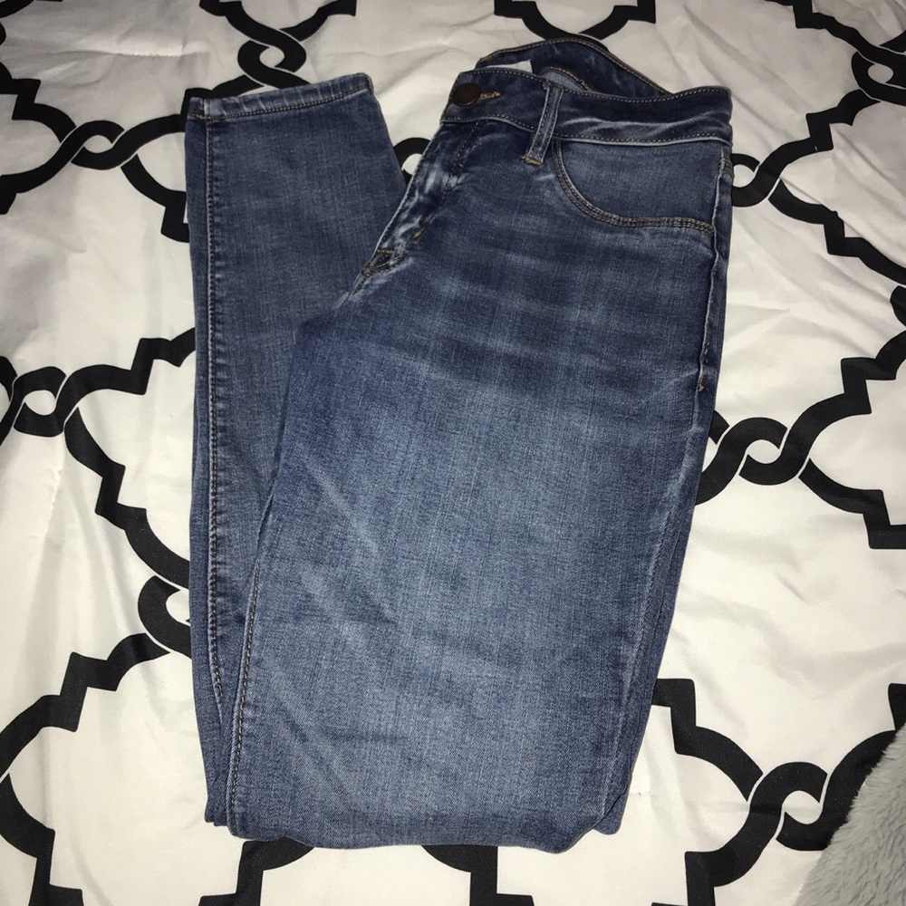 fitted blue skinny jeans, no rips